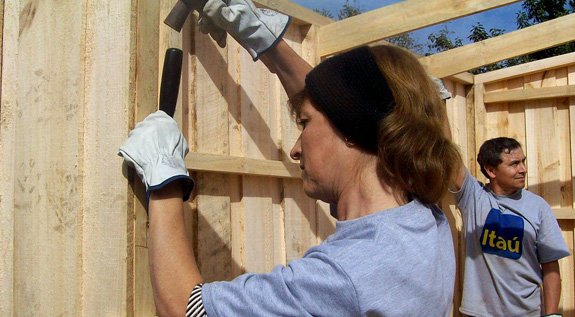 Voluntarios Itaú reconstruyen casas en Marchigüe