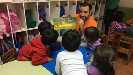 Voluntarios de Itaú leen para niños de un hogar del SENAME