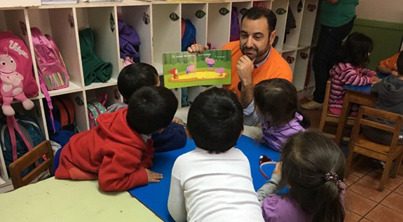 Voluntarios de Itaú leen para niños de un hogar del SENAME