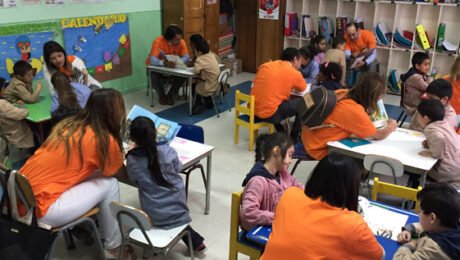 Voluntarios de Lee para un Niño visitan colegio en Valparaíso
