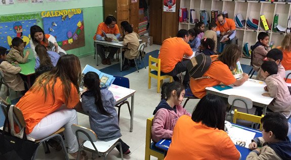 Voluntarios de Lee para un Niño visitan colegio en Valparaíso