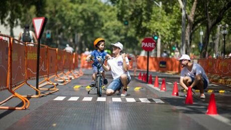 Niños aprenden a andar en bicicleta