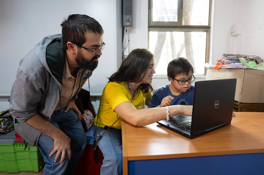 famila-con-notebook